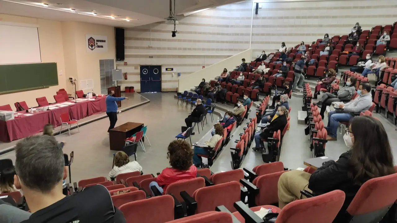 Participante en la prueba para una plaza de plaza de oficial administrativo en el Imgema
