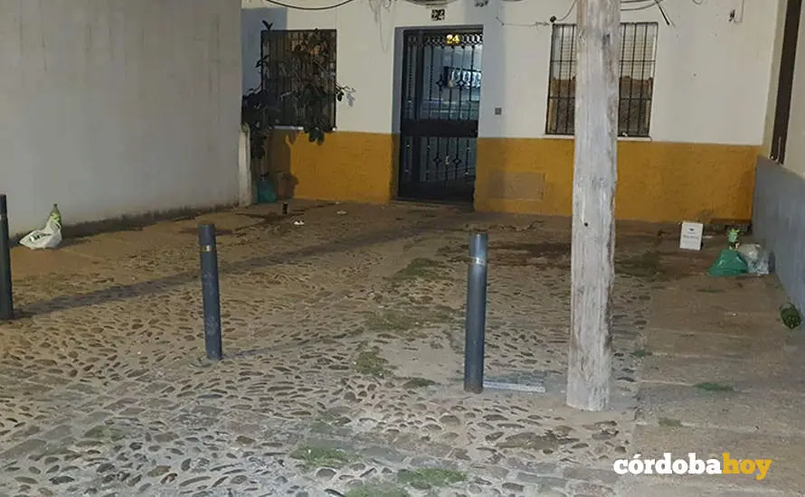 Efectos del botell&oacute;n en la calle Cristo, cerca de San Lorenzo FOTO C&Oacute;RDOBA DENUNCIA