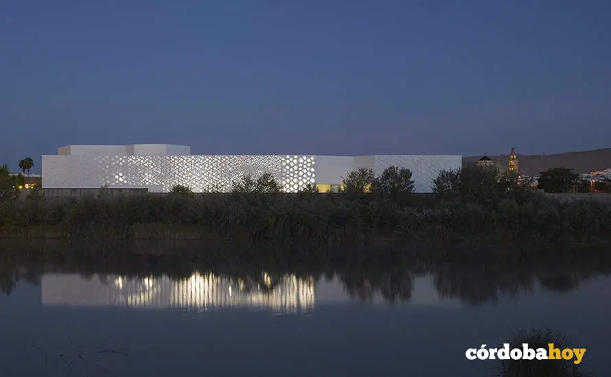 Imagen nocturna del exterior del C3A