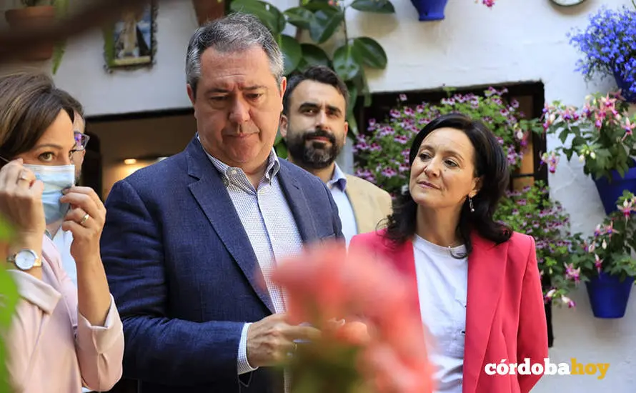 Juan Espadas en uno de Los Patios de C&oacute;rdoba