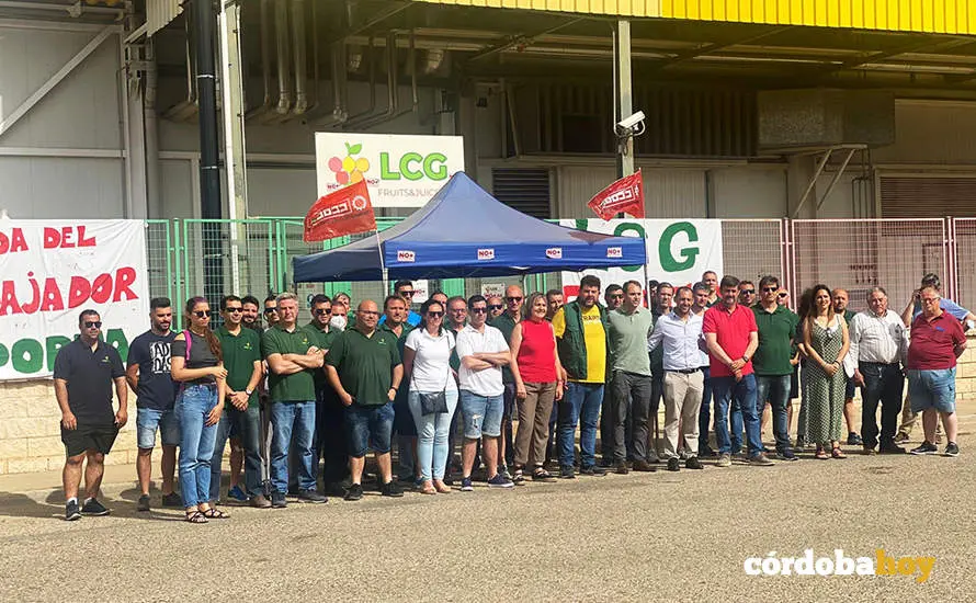 Visita de miembros de IU a los huelguistas de LGC Fruit, en Palma del R&iacute;o