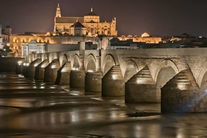 Qué ver en Córdoba: 5 lugares imprescindibles que no te puedes perder - Puente Romano