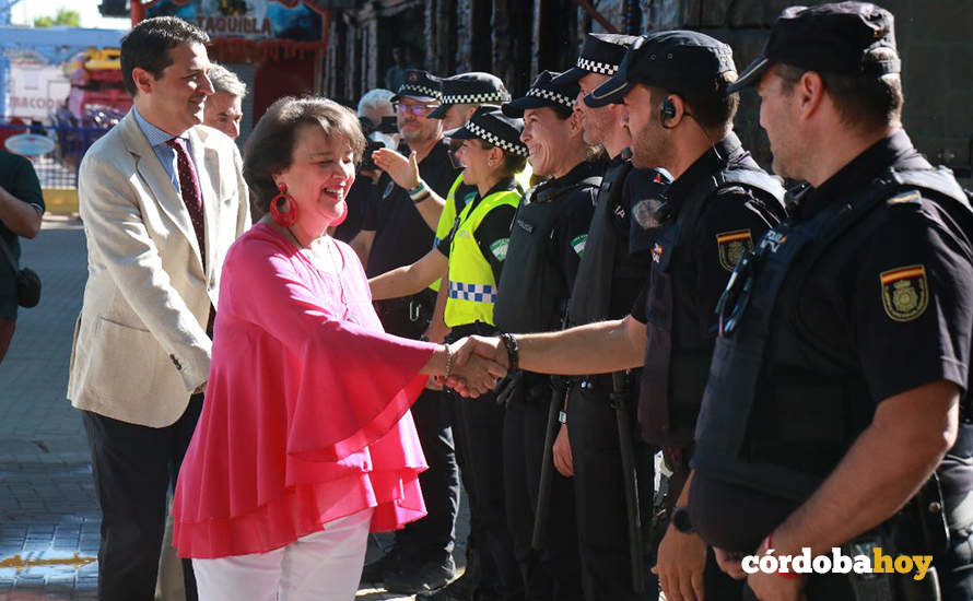Rafi Valenzuela saluda a agentes policiales en la Feria de Córdoba