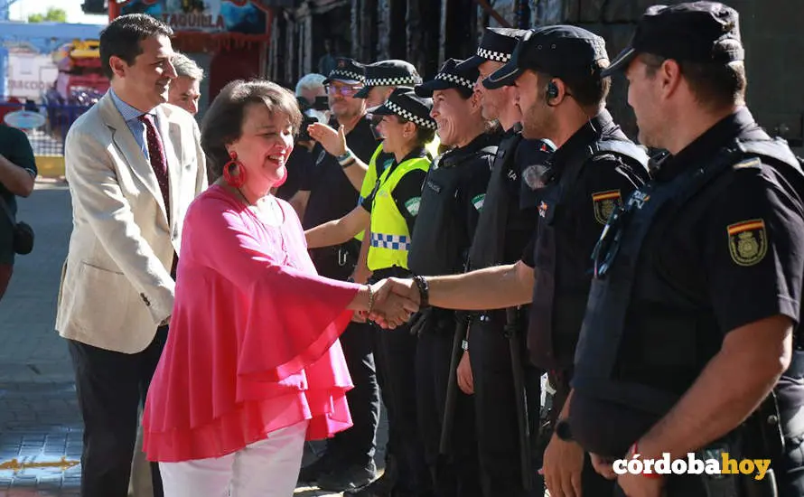 Rafi Valenzuela saluda a agentes policiales en la Feria de C&oacute;rdoba de 2022