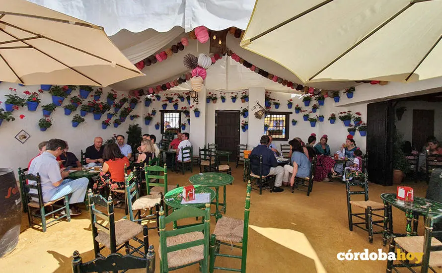 Clientela disfrutando de uno de los patios que tienen las casetas de Feria en mayo de 2022
