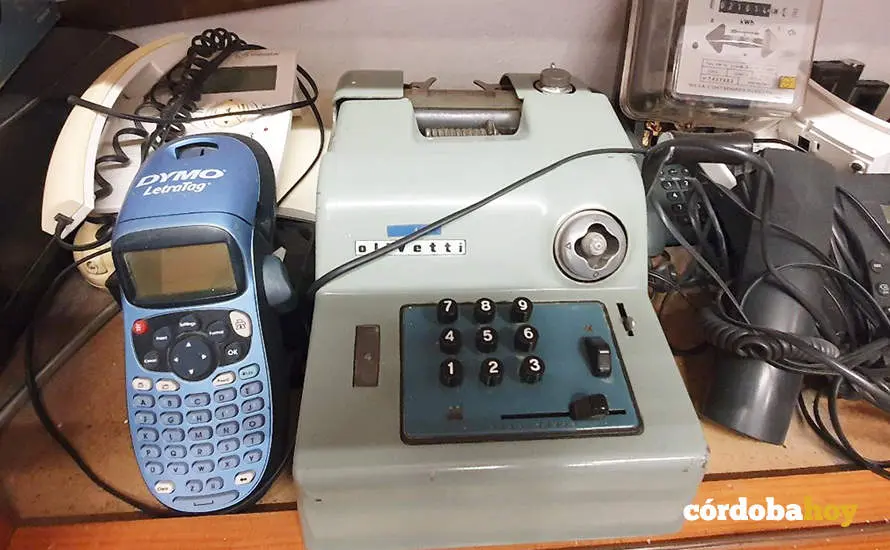Una infalible calculadora a mano Olivetti