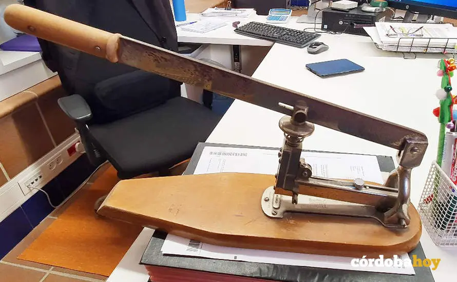 No, no es una jamonera; es una grapadora y funciona a la perfecci&oacute;n