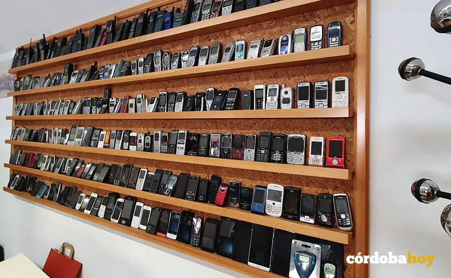 Las seis filas de m&oacute;viles desde el m&aacute;s antigua arriba a la izquierda al m&aacute;s nuevo abajo a la derecha (no, el peque&ntilde;ito de pantalla verde es un mechero)