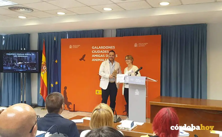 El gerente de Sadeco, Francisco Jos&eacute; Ruiz Rodr&iacute;guez, recoge el premio