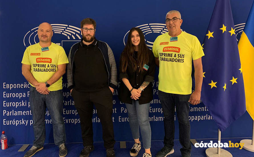 Los representantes de los trabajadores de Zumosol con Marta Sánchez en Bruselas