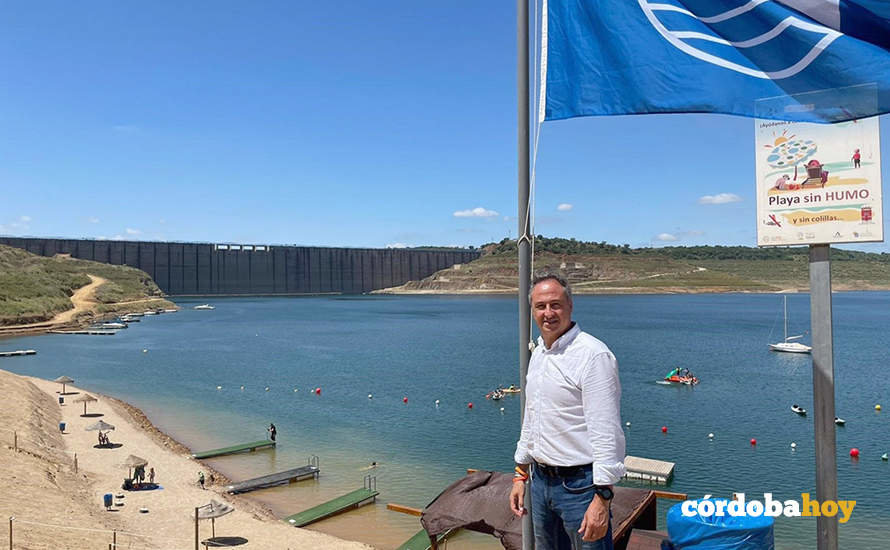 El candidato de Ciudadanos (Cs) por Córdoba a las elecciones del próximo 19 de junio, Ángel Pimentel, en la playa de La Breña