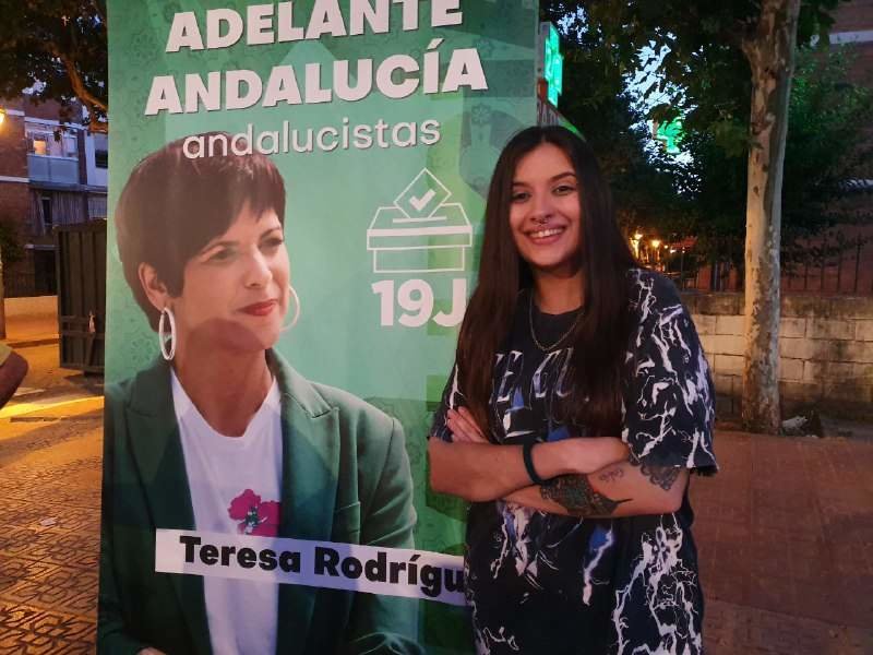 Marta Sánchez junto a un cartel de propaganda de Teresa Rodríguez
