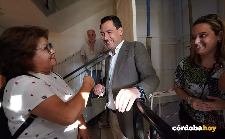 Juanma Moreno con vecinos