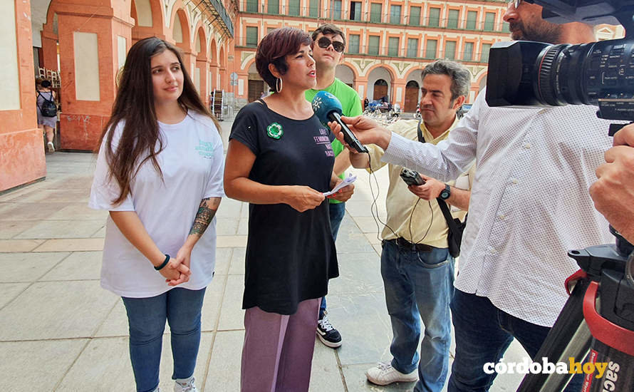 Teresa Rodríguez con Marta Sñánchez atiernden a los medios en la Plaza de La Corredera