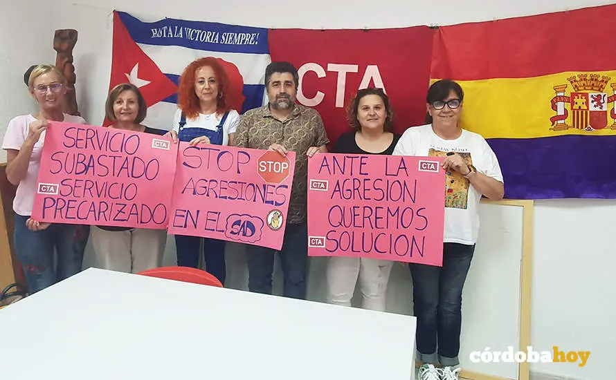 Rafael del Castilla con las representantes de las trabajadoras de la ayuda a domicilio