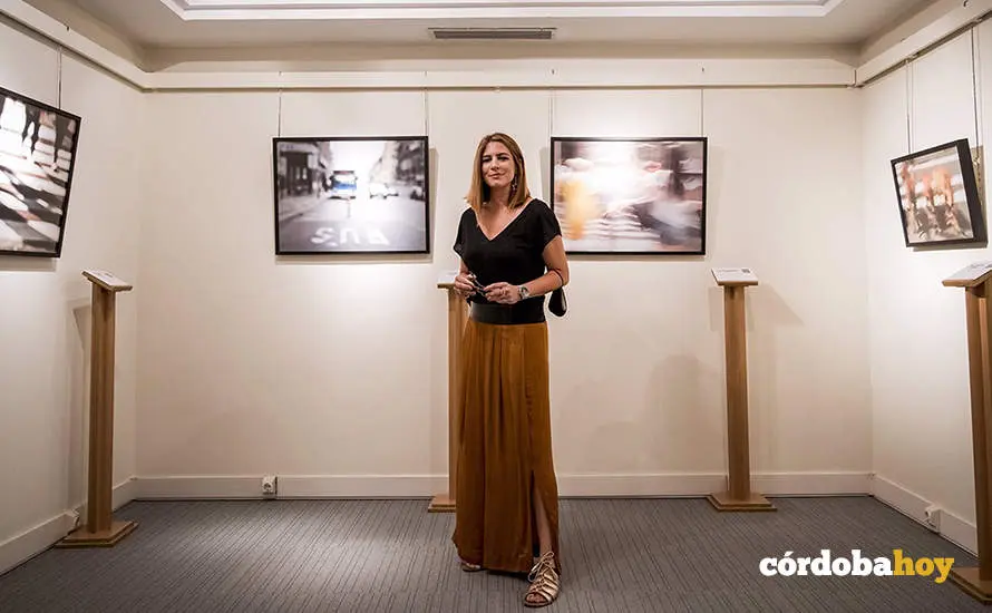 Victoria Adame, rodeada de varias de las fotograf&iacute;as que expone en el Museo Tiflol&oacute;gico