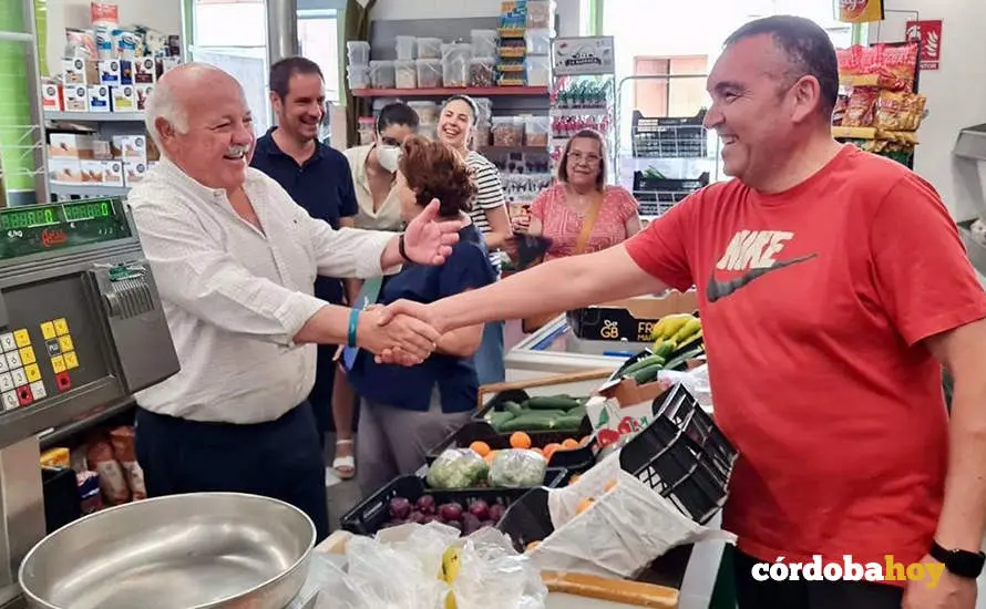 Jes&uacute;s Aguirre en un paseo electoral por Castro del R&iacute;o
