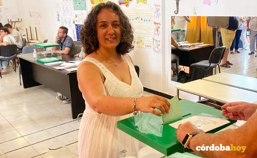 Rosa Mar&iacute;a Rodr&iacute;guez vota en su colegio electoral de Montilla