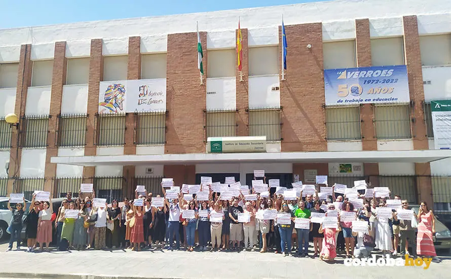 Concentraci&oacute;n de la comunidad educativa a las puertas del IES Averroes, en el Sector Sur