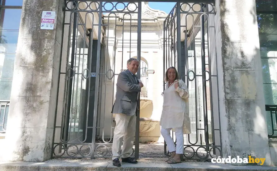 Salvador Fuentes e Isabel Alb&aacute;s en la puerta de La P&eacute;rgola