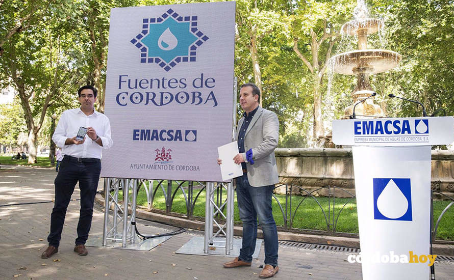 El presidente y el gerente de Emacsa, en la presentación de la App 'Fuentes de Córdoba', ante la fuente principal del parque de la Plaza de Colón