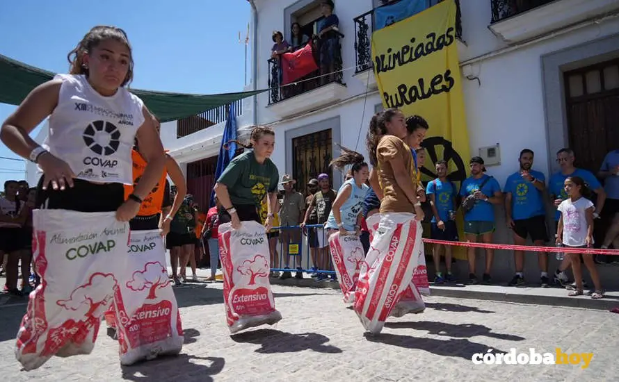 Carreras de saco femenina en las Olimpiadas Rurales de A&ntilde;ora 2022