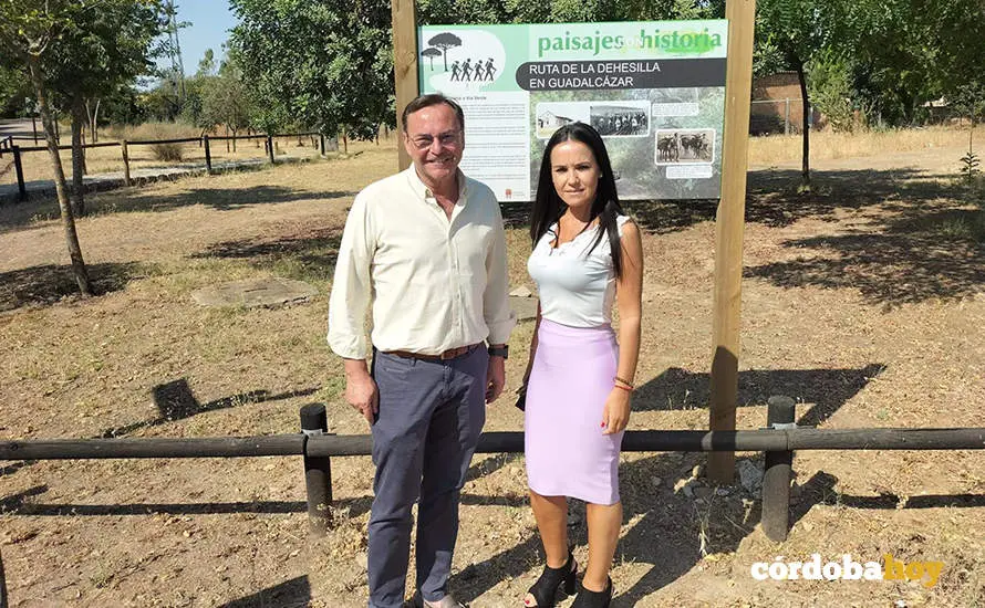 El delegado de Medio Natural y Carreteras de la Diputaci&oacute;n de C&oacute;rdoba, Francisco Palomares, visita la Ruta de la Dehesilla, en Guadalc&aacute;zar