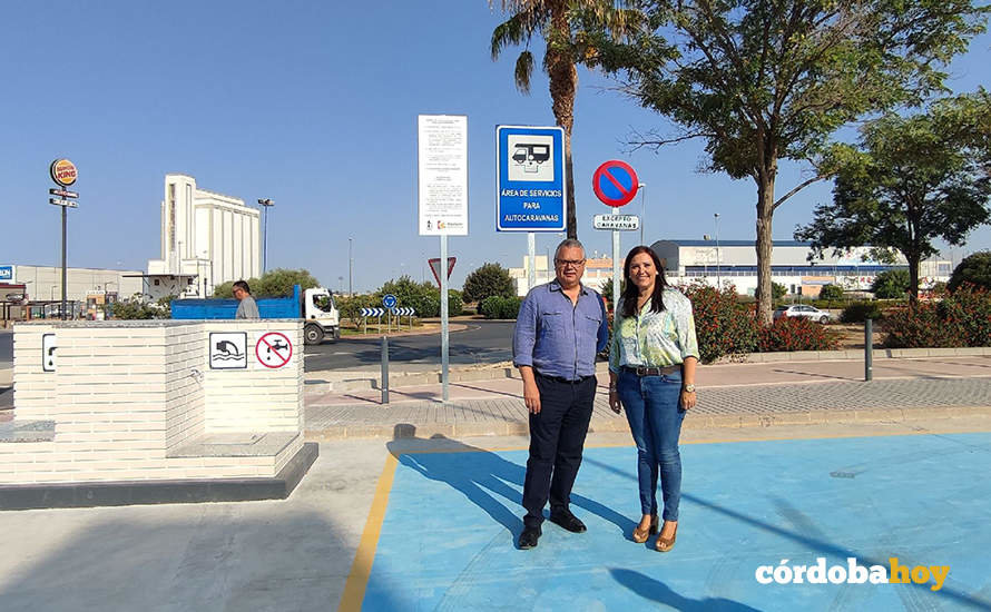 Esteban Morales y Ana María Carrillo en el nuevo aparcamiento