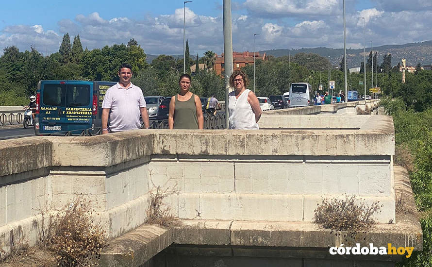 Pedro García, Irene Ruiz y Alba Doblás ern el Puente de San Rafael de Córdoba