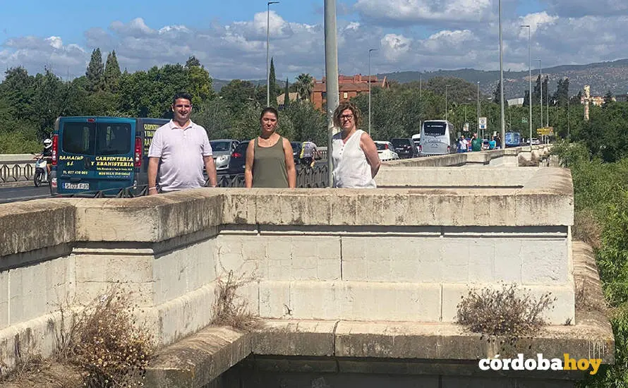 Pedro Garc&iacute;a, Irene Ruiz y Alba Dobl&aacute;s ern el Puente de San Rafael de C&oacute;rdoba