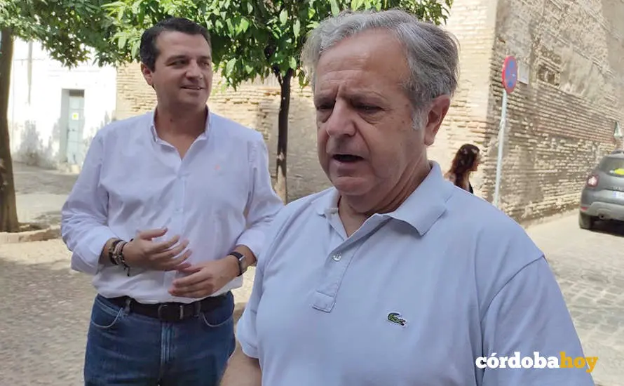 Salvador Fuentes atiende a los periodistas en presencia de Jos&eacute; Mar&iacute;a Bellido