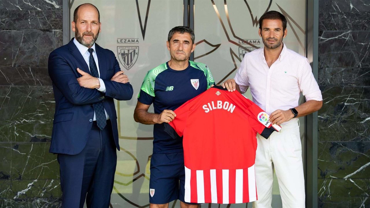 Borja Gonzalez , director de negocio del Athletic Club, Ernesto Valverde, entrenador del Athletic Club y Carlos Galluzzo, director de marketing de Silbon