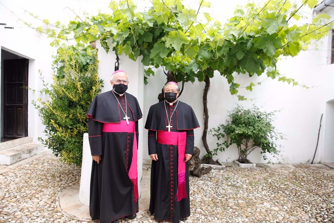 El obispo de Córdoba, Demetrio Fernández, y el nuncio del Papa en España, Bernardito Azua, en la casa de San Juan de Ávila en Montilla en mayo de 2021