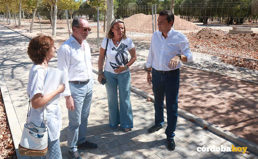 Bellido (dcha.), junto a Albás y Álvarez, en la visita a las obras del circuito de El Tablero