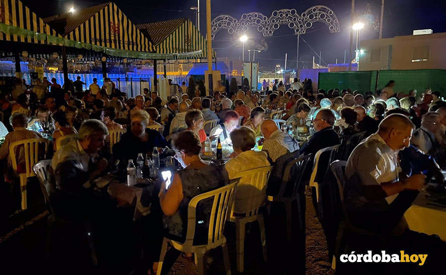 La cena de homenaje a los mayores en la Feria de Alcolea se tuvo que hacer a oscuras FOTO IU