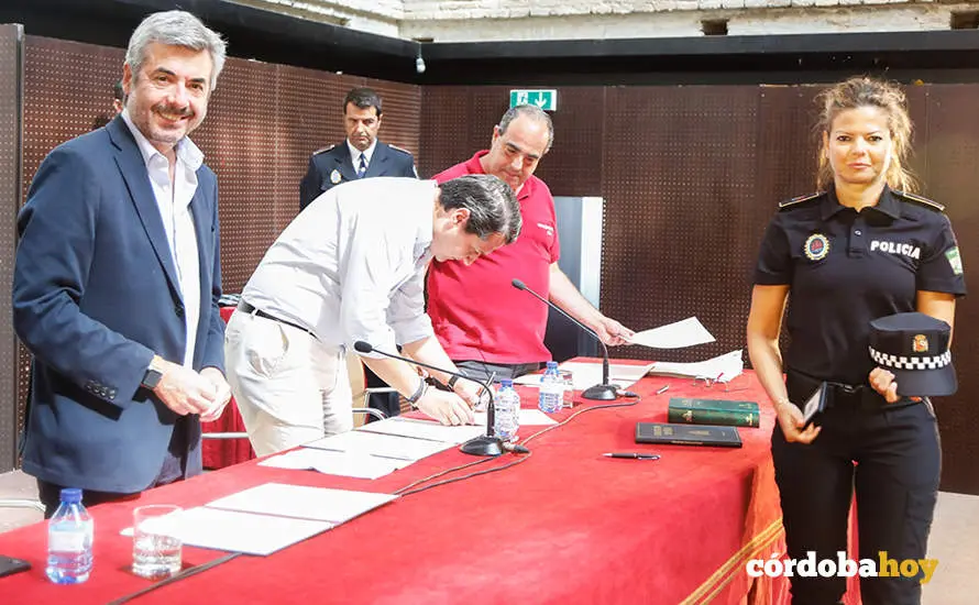 Miguel &Aacute;ngel Torrico con la n&uacute;mero uno de la promoci&oacute;n, Mar&iacute;a Victoria Nevado Moreno FOTO PATRICIA CACHINERO