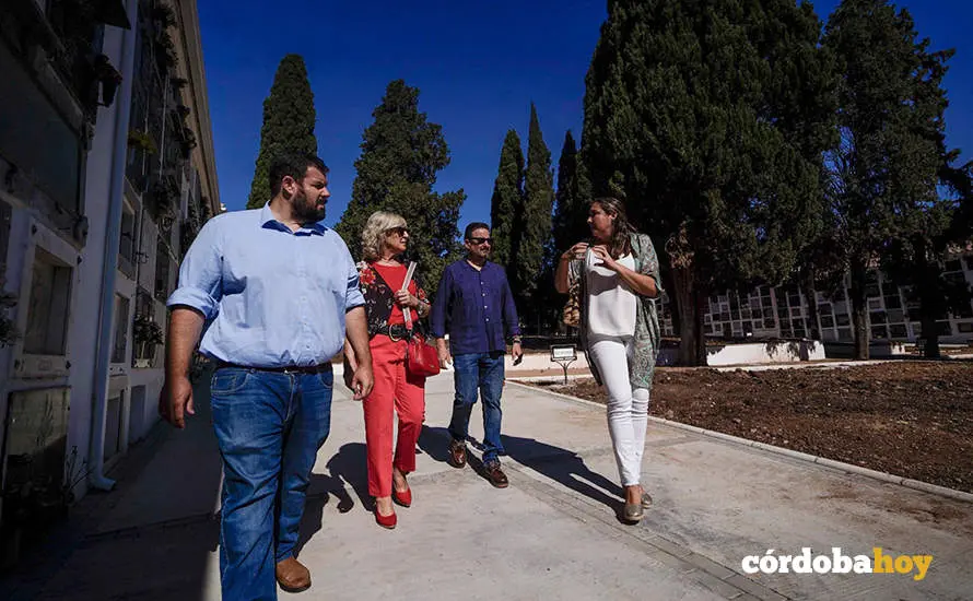 Mar&iacute;a Luisa G&oacute;mez (derecha) visita las obras en el cenenterio de Nuestra Se&ntilde;ora de la Salud FOTO PATRICIA CACHINERO