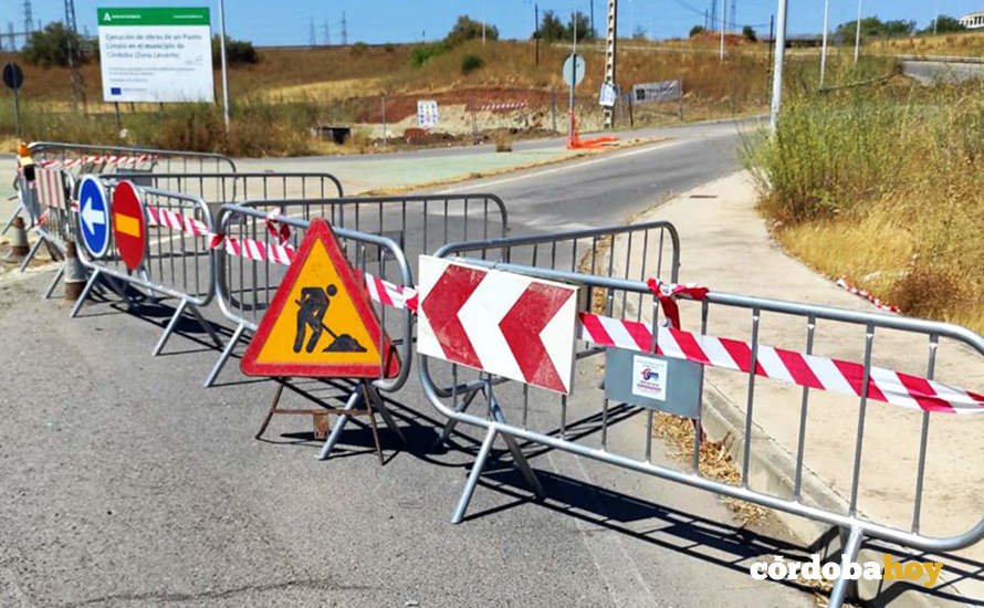 Carretera cortada por hundimiento debido a las obras del punto limpio de Alcolea