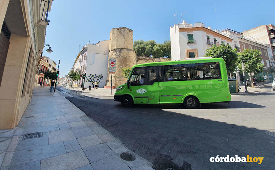 Microbús de Aucorsa entrando por la calle Alfaros