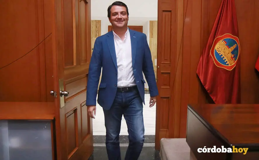 Llegada del alcalde, Jos&eacute; Mar&iacute;a Bellido al Ayuntamiento tras las vacaciones