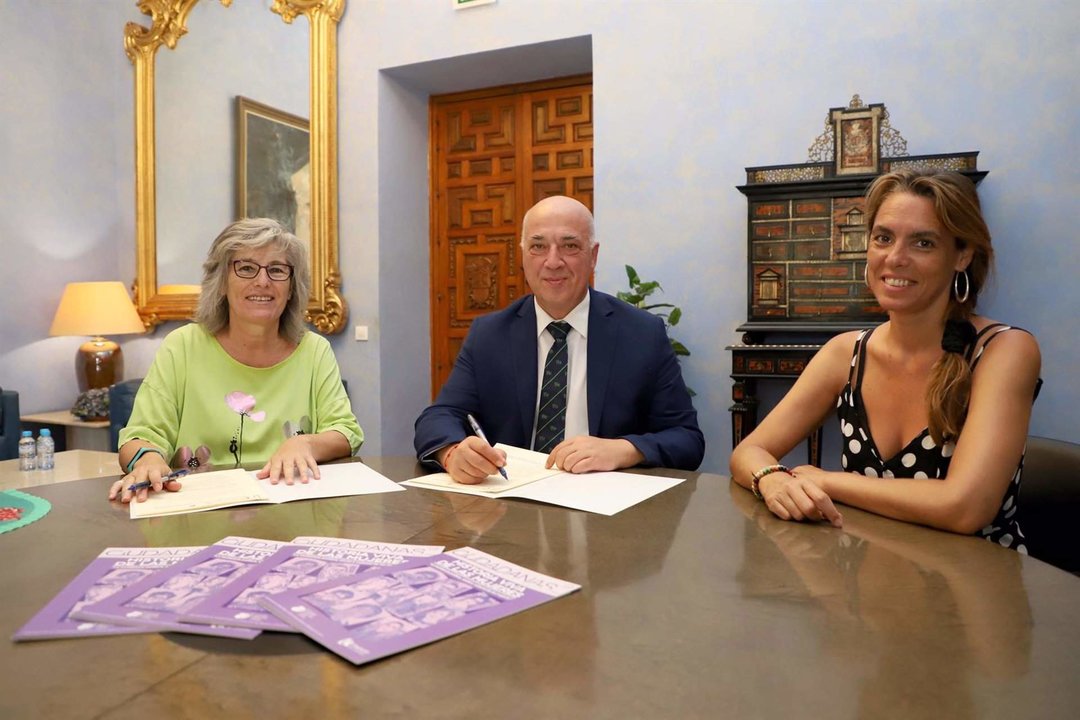 Firma del convenio entre la Diputación de Córdoba y la Plataforma Andaluza de Apoyo al Lobby Europeo de Mujeres (Palem)