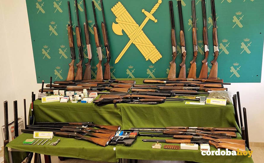 Armas incautadas a los detenidos, junto a las armas retiradas a los clientes del taller clandestino de Cabra