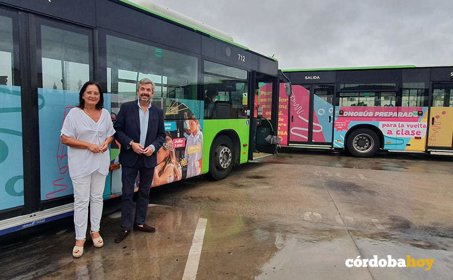 Ana Tamallo y Miguel Ángel Torrico ante la nueva rotulación de autobuses de Aucorsa
