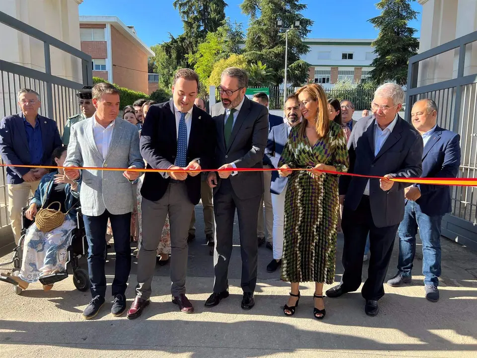 El delegado del Gobierno andaluz en C&oacute;rdoba, Adolfo Molina (centro), en la inauguraci&oacute;n de AgroPriego