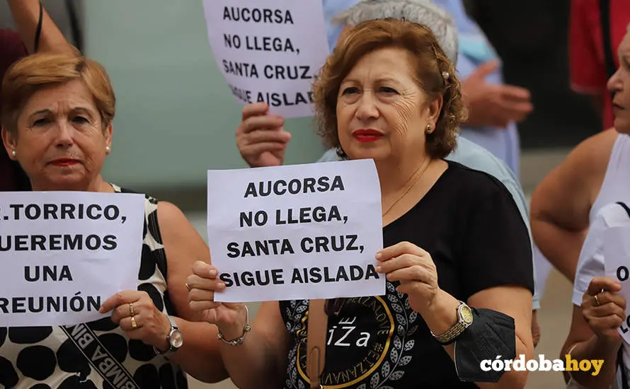 Protesta vecinal de la barriada de Santa cruz ante el Ayuntamiento, en una imagen de archivo
