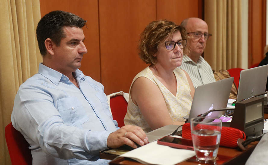 Pedro García, Alba Doblas y Antonio de la Rosa en la bancada de IU del Pleno FOTO RAFA MELLADO SENIOR