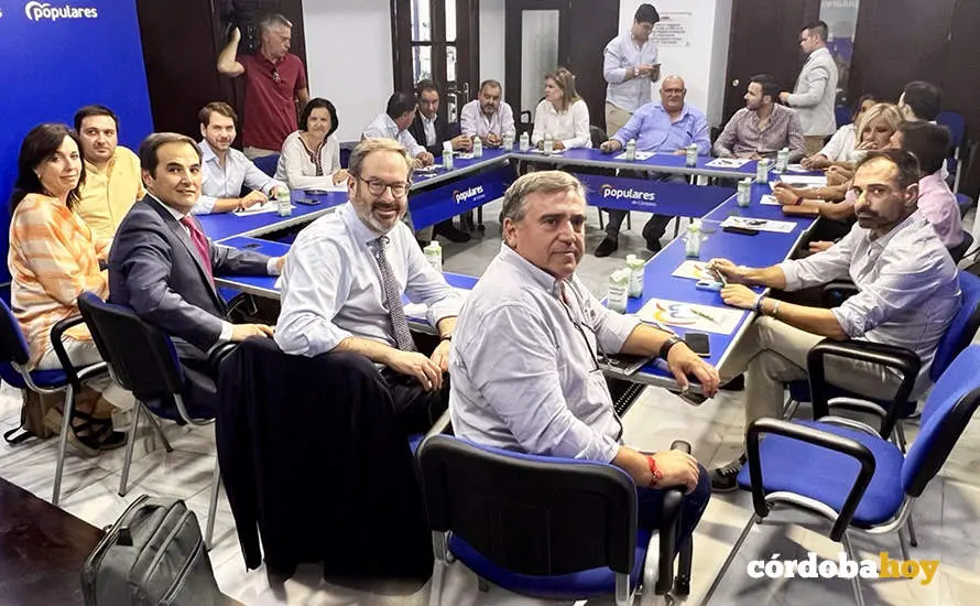 Adolfo Molina con Jos&eacute; Antonio Nieto, Bartolom&eacute; Madrid y Mar&iacute;a Luisa Ceballos en el Consejo de Alcaldes