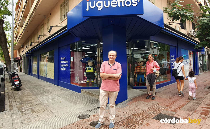 José Vicente Arias ante la nueva tienda de Juguettos