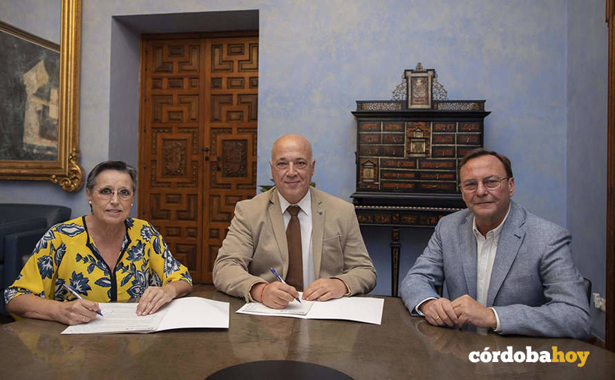 El presidente de la Diputación de Córdoba, Antonio Ruiz (centro), en la firma con la alcaldesa de Aguilar de la Frontera, Carmen Flores