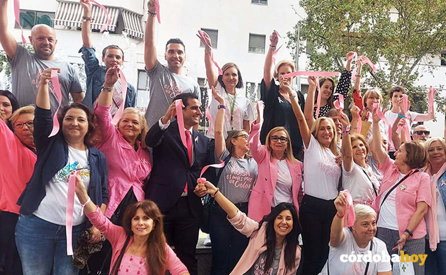 Lazos rosa contra el cáncer de mama en Córdoba